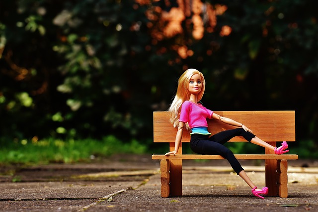 Barbie v parku na lavičce