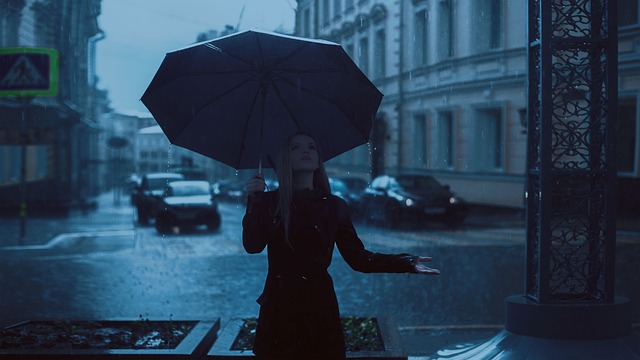 dívka v dešti s deštníkem