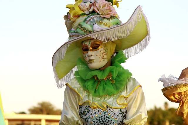 karnevalový kostým s maskou