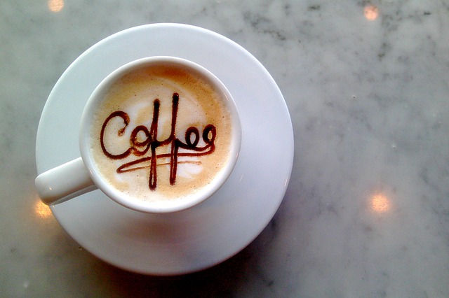šálek kávy s nápisem