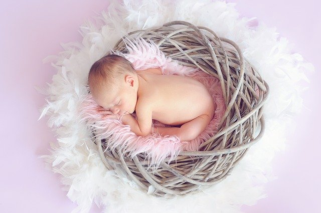 spící dítě v hnízdě