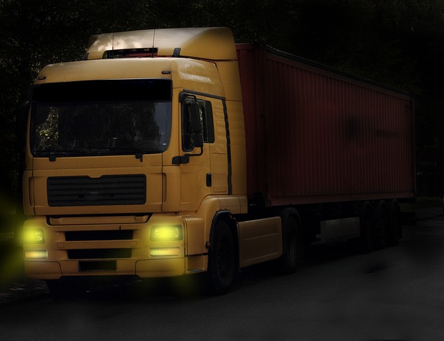 Noční snímek kamionu MAN