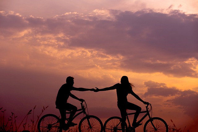 dva večerní cyklisti