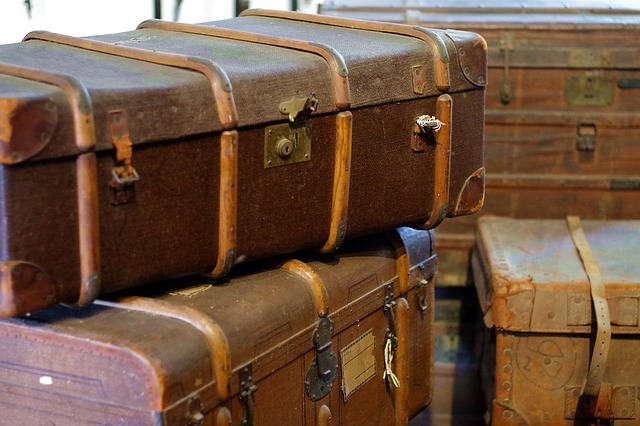 balení starých kufrů