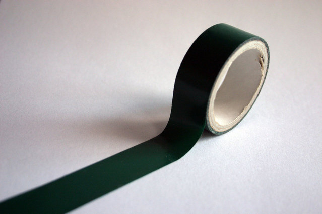 zelená lepící páska – mírně roztočená