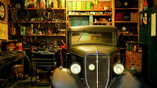 veterán v garáži, staré auto
